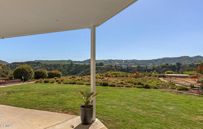 2075 LINDA FLORA DR