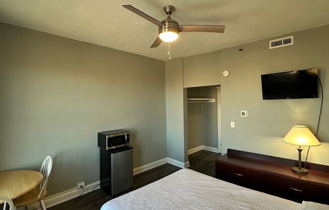 Studio, 1 bath, 225 sqft, $680, Unit 44