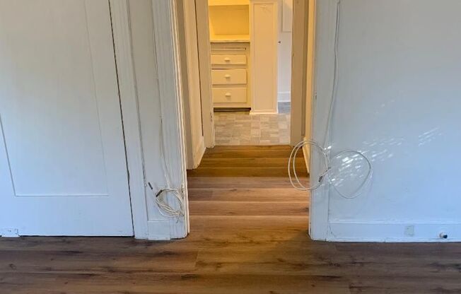 1920s Traditional Hollywood Walk-Up