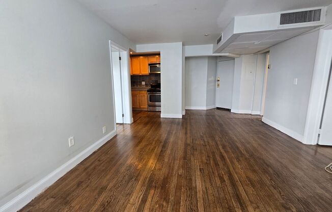 Bright 2 bed 1 bath in the heart of Rittenhouse