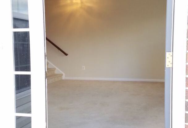 3 Level *END UNIT* townhouse in Frederick neighborhood available mid-June!
