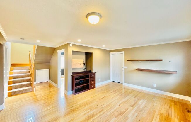 5 beds, 3.5 baths, $3,900