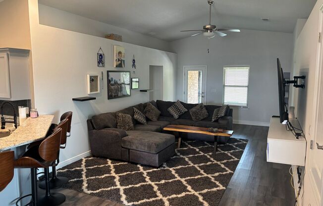 Modern Home in GREAT neighborhood w/ community pool!!