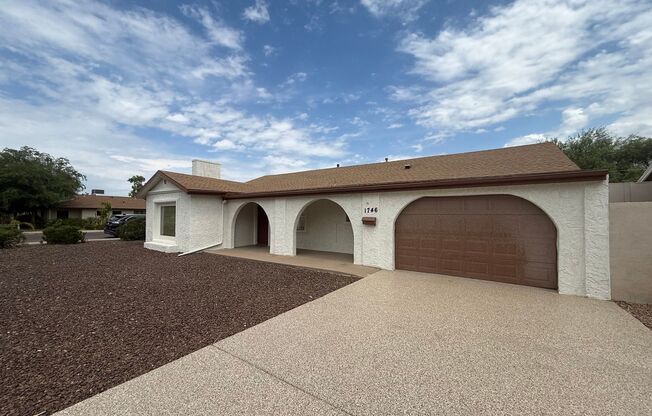 Spacious 3 Bedroom + Den Near Phoenix Country Club