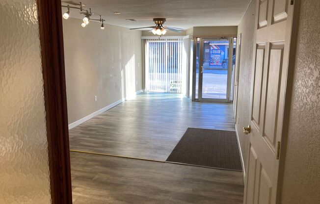 1 bed, 1 bath, 400 sqft, $595, Unit Commercial Office Space