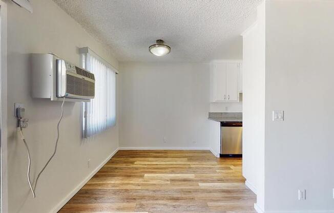 425 N HOBART BLVD