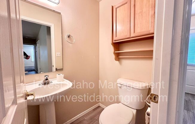 2 beds, 2 baths, 950 sqft, $1,250, Unit B