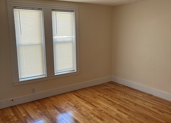 3 beds, 1 bath, $2,200, Unit 2