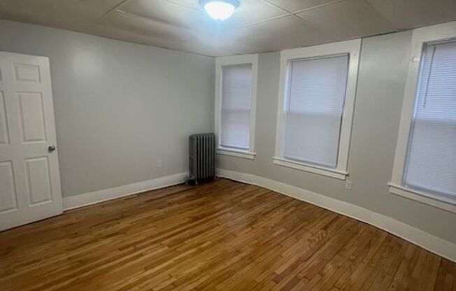 3 beds, 1 bath, $1,850, Unit 155 Belmont Unit #1L