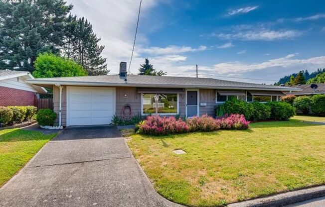 SE 3 Bed | 1 Bath | Expansive Backyard | Pet-Friendly