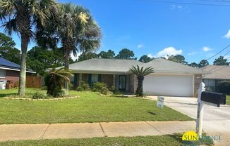 Spacious 4 Bedroom Home with Screened Patio in Navarre!