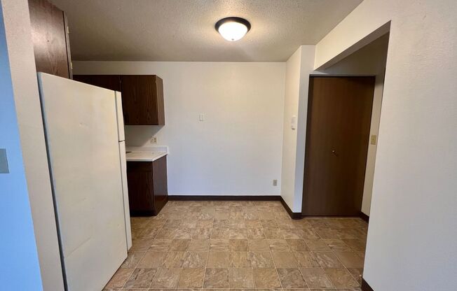 2 beds, 1 bath, $795, Unit 24