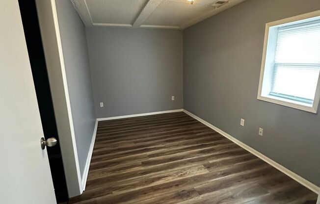 833 Clarendon Avenue: Back House