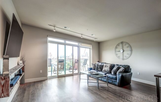 1 bed, 1 bath, 747 sqft, $1,750, Unit 702