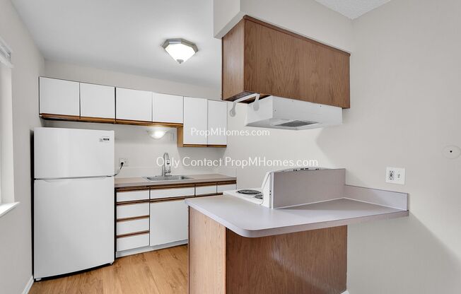 2 beds, 1 bath, $1,599, Unit 8820 N Ivanhoe Street Unit 17