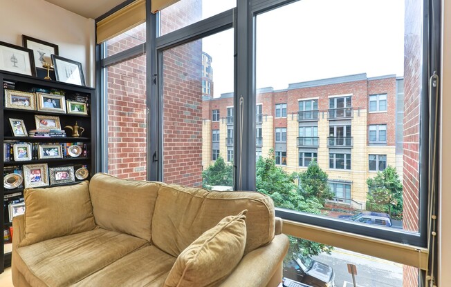 Gorgeous Light Filled Spacious Studio Blocks to King St Metro