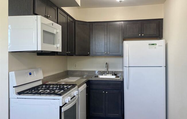 2 beds, 1 bath, 810 sqft, $1,595, Unit 00 - J- 8
