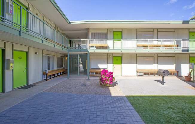 Community courtyard at The Continental Apartments in Phoenix AZ Nov 2020 (3)