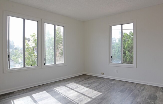 4055 WALL ST