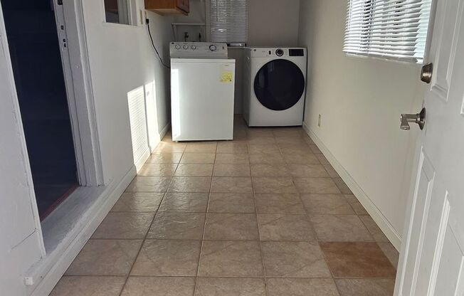 2 beds, 1 bath, $2,150