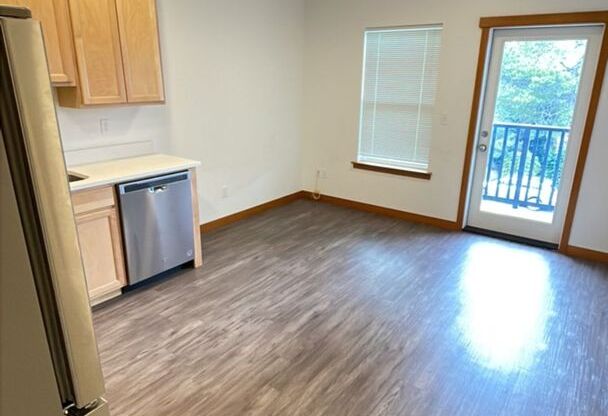 3 beds, 1 bath, $2,475, Unit 1200 #206