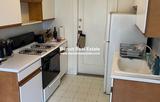 2 beds, 1 bath, 937 sqft, $2,800, Unit 42