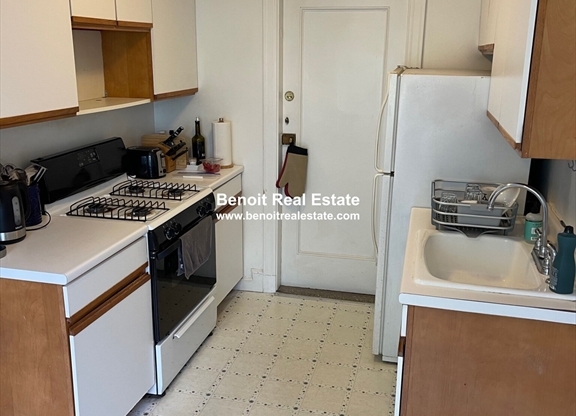 2 beds, 1 bath, 937 sqft, $2,800, Unit 42