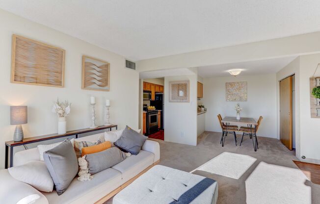 2 beds, 2 baths, 870 sqft, $1,735, Unit 10-112