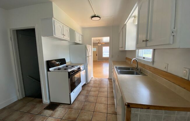 4 beds, 2 baths, $1,500, Unit UNIT B