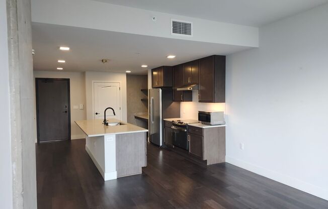 1 bed, 1 bath, 808 sqft, $2,450, Unit #425
