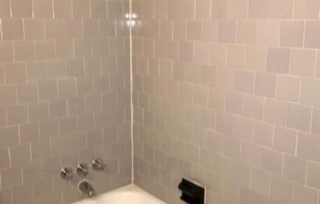 1 bed, 1 bath, 700 sqft, $1,400, Unit D4