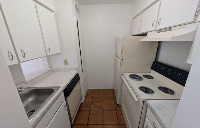 Studio, 1 bath, 480 sqft, $675, Unit 16-B