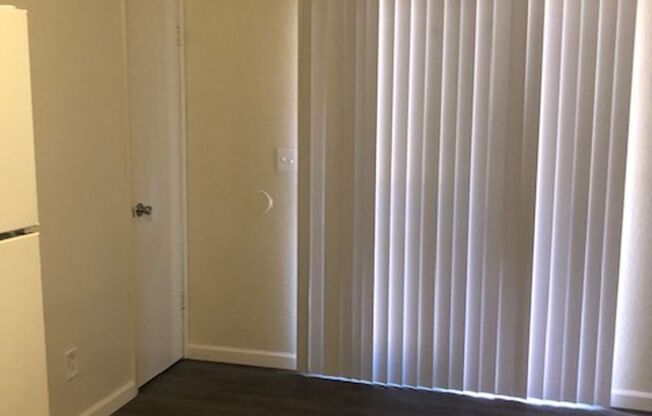 2 beds, 1 bath, 825 sqft, $1,300, Unit 124
