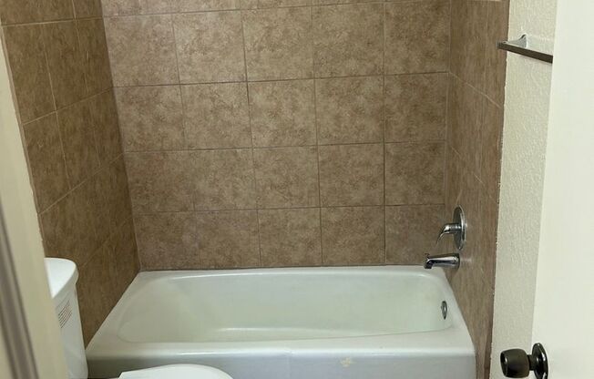 2 beds, 2 baths, 957 sqft, $1,015, Unit 70