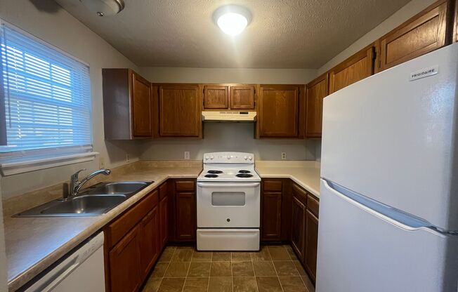 2 beds, 1 bath, 800 sqft, $775, Unit Apt B