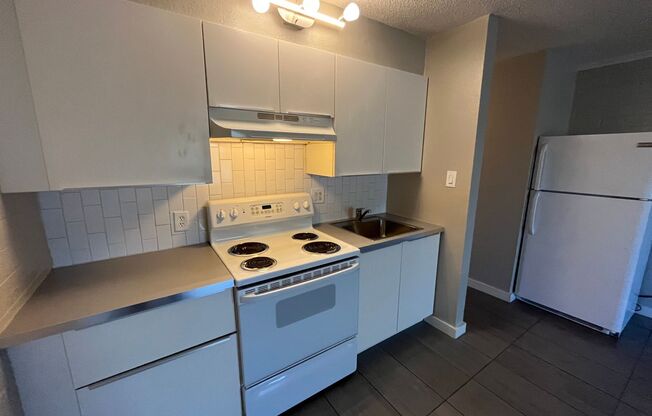 Studio, 1 bath, 400 sqft, $950, Unit 19