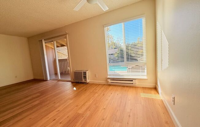 2 beds, 1 bath, 878 sqft, $2,420, Unit 4