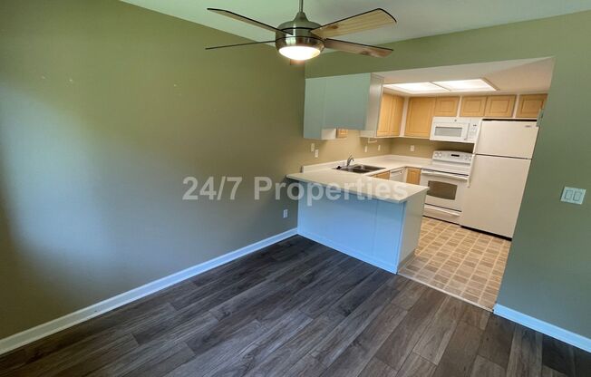 Beautiful 2 BD | 2 BA Condo w/ Amenities- Murrayhill!