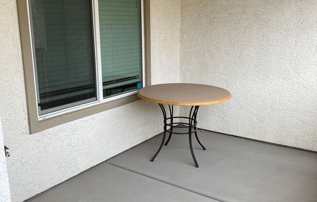 AMERICANA Property Mgmt - Beautiful & gated 3 beds, 2 story Townhouse near NLV Airport