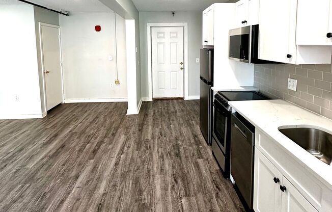 Studio, 1 bath, 305 sqft, $1,525, Unit 19