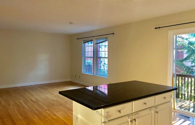 Beautiful 3 Bedroom Townhome In Bloomfield/Shadyside.  Ideal Location.  Available Late August.