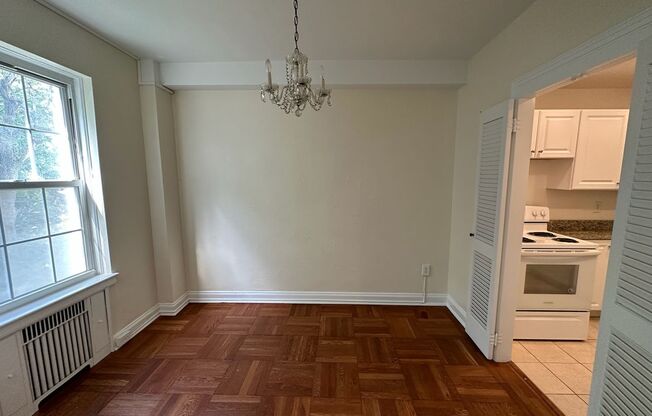 2 beds, 1 bath, 975 sqft, $1,800, Unit Royal York 114