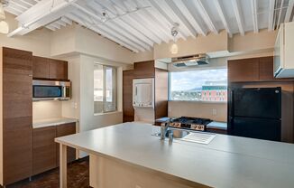 Trendy 1 bedroom and 2 bath loft with Strip Views