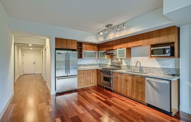 Gorgeous 2 Bed Unit @ The Gallery - Belltown Living at its Finest!
