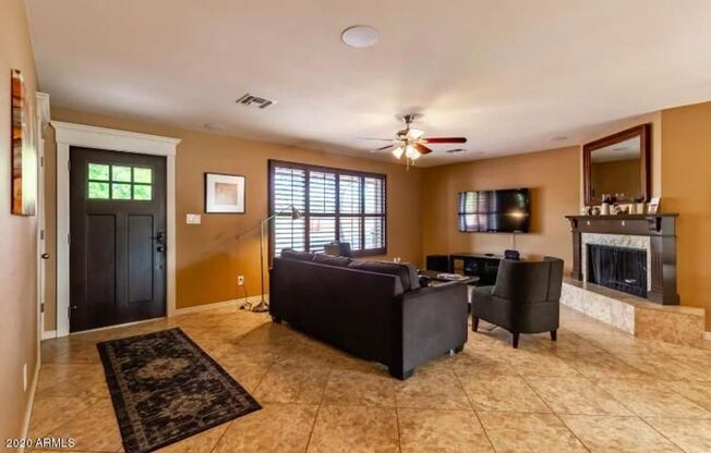 Beautiful Tempe home with pebbletec diving pool and gorgeous backyard!
