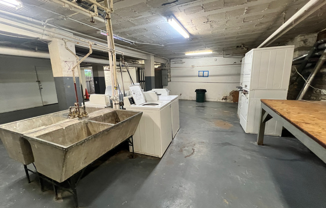 Studio, 1 bath, 400 sqft, $805, Unit 303