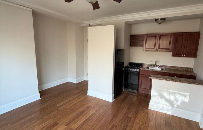 Studio, 1 bath, 300 sqft, $1,095, Unit 408