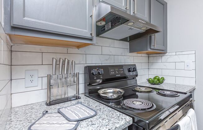 2 beds, 1 bath, 830 sqft, $1,399, Unit 01 - 0422