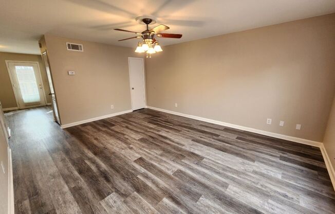 2 beds, 1.5 baths, 1,250 sqft, $950, Unit 201 S Park #C03