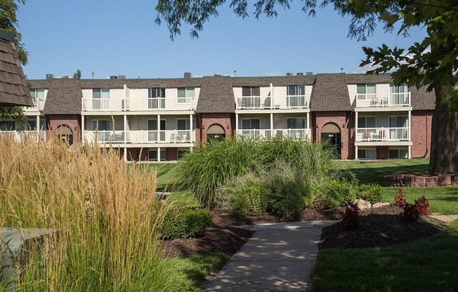 a sidewalk in front of an apartment building